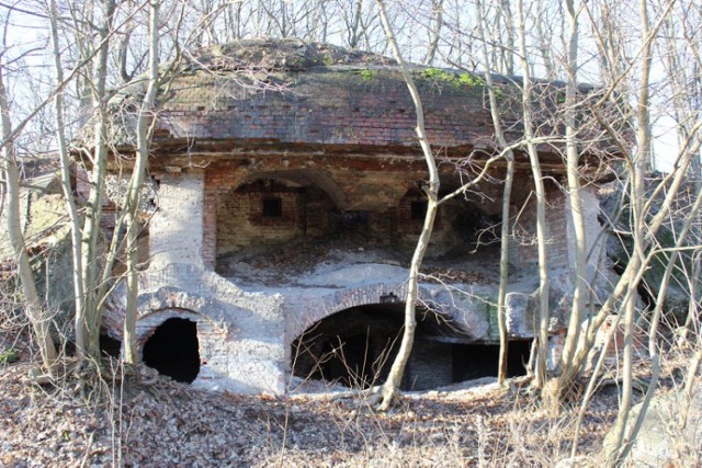 Fort IV to jeden z 18 fortów wchodzących w skład Twierdzy Poznań. Do budowy zewnętrznego pierścienia poznańskich fortyfikacji przystąpiono w 1876 roku. 

Mroczny Poznań - jeszcze więcej ciekawych artykułów!