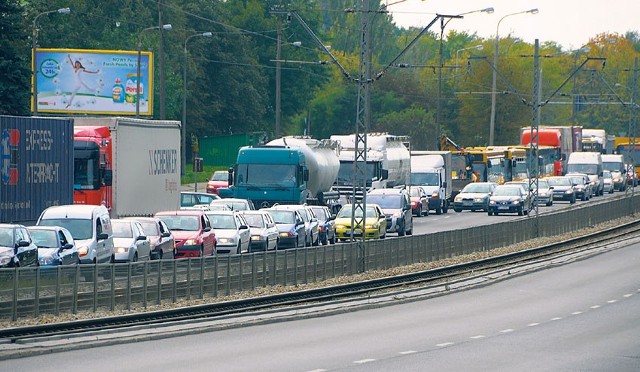 Na ulicach Paderewskiego i Rzgowskiej aż do ICZMP powstał w poniedziałek gigantyczny, kilkukilometrowy korek. Wszystko z powodu remontu 300 metrów jezdni.