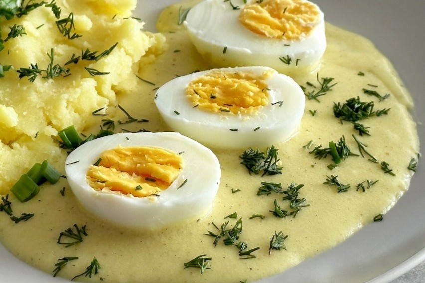 Na przystawkę i jako danie obiadowe można podawać jajka w...