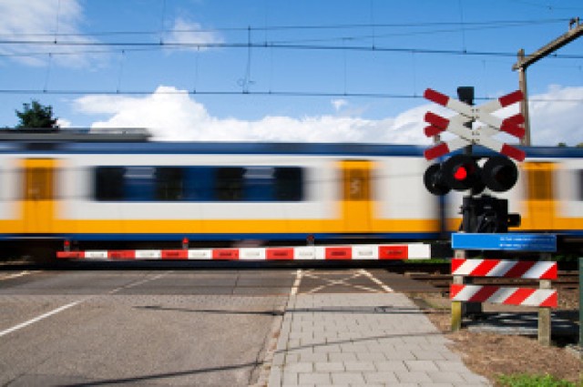 Na przejazdach kolejowych zachowajmy czujność.