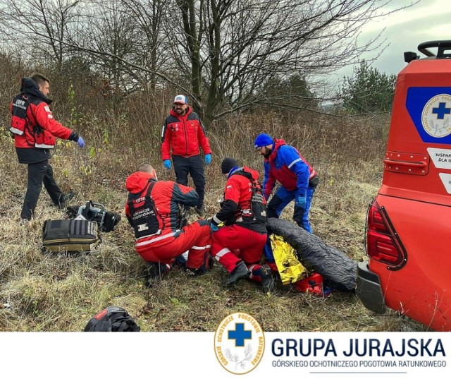 Ratownicy z Jurajskiej Grupy GOPR zostali wezwani w niedziele 27 listopada br. do akcji w rejonie Skał Rzędkowickich. Ze znacznej wysokości spadła kobieta.