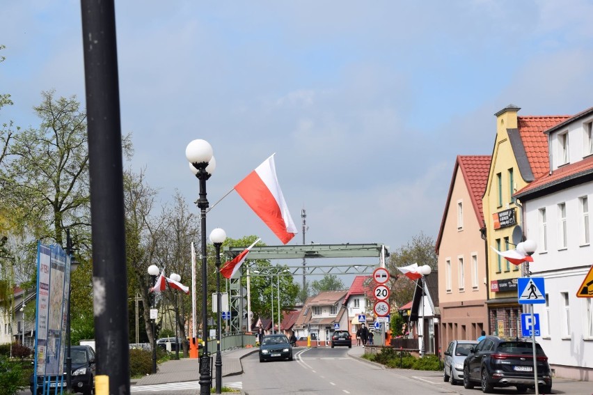 Biało-czerwony Nowy Dwór Gdański. Flagi zawisły w całym mieście