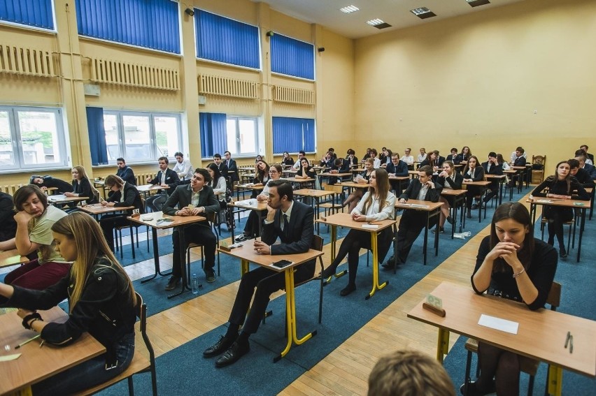 Zgodnie z obecnymi zasadami, maturzysta musi przystąpić do...