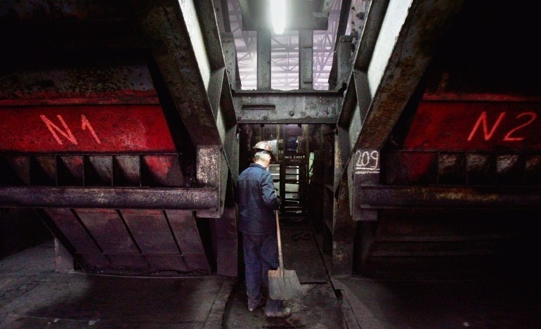 Kopalnia Staszic, górnik w zakładzie przeróbki węgla
