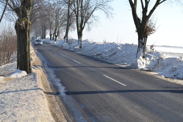 Sterty śniegu na poboczach drogi z Malborka do Dzierzgonia