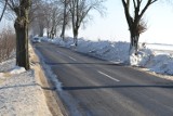 Śnieg zalega na poboczach dróg