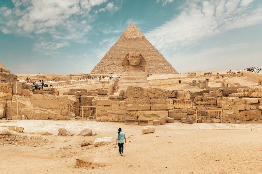 W Gizie stoją trzy wielkie piramidy. Strzeże ich Sfinks,...