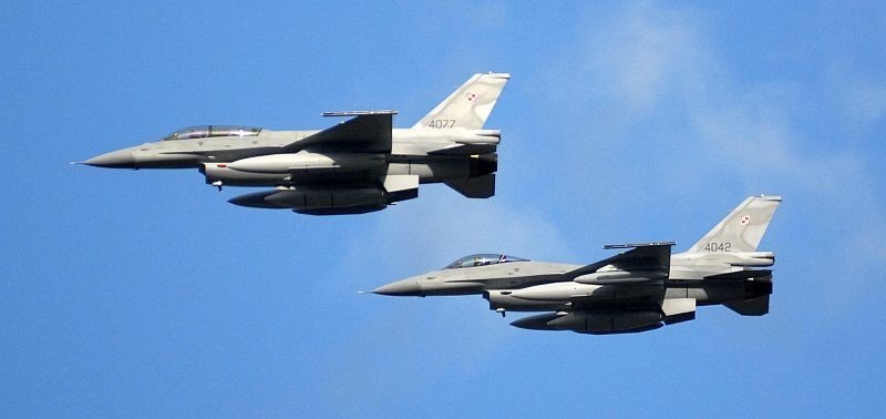 Pokaz akrobacji F-16 nad wrocławskim Rynkiem
