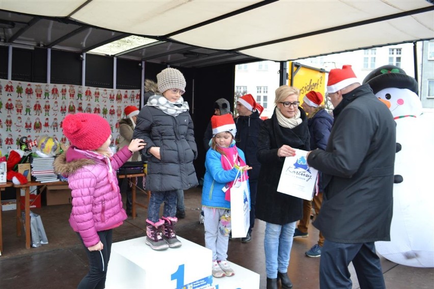 Mikołajkowy Marsz Zdrowia - dekoracja laureatów biegu za Bałwankiem i Reniferem