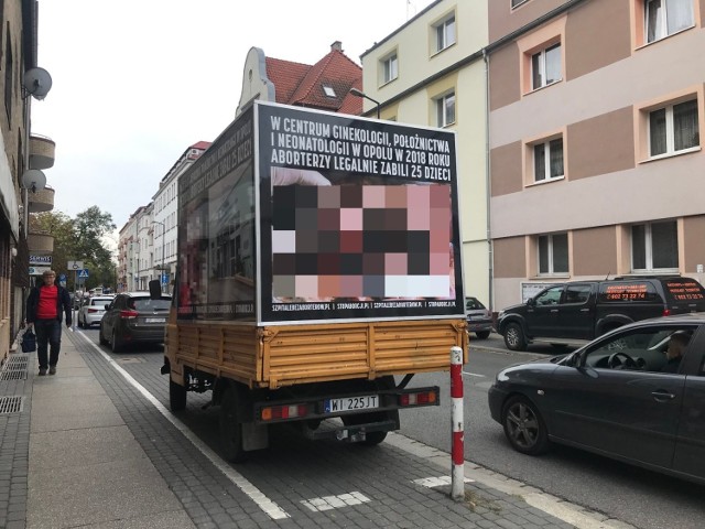 Antyaborcyjne auto znów parkuje przy ul. Kołłątaja w Opolu