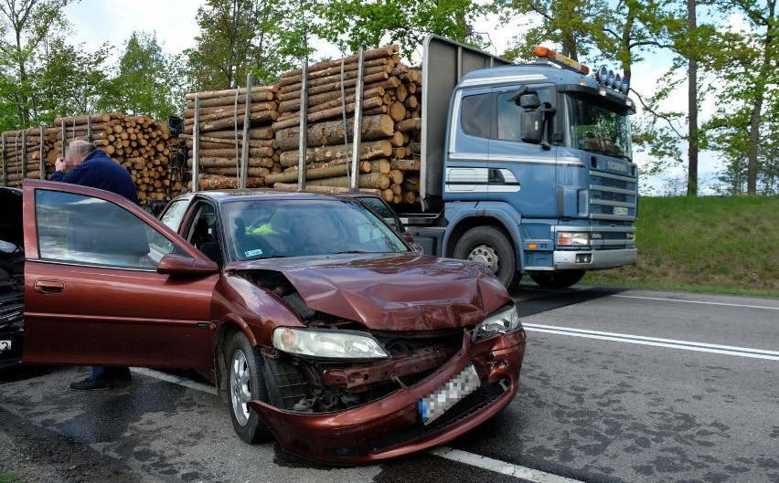 Zderzenie trzech samochodów koło Jeziorek na drodze krajowej 22 między Chojnicami a Czerskiem. Mieszkaniec gminy Człuchów trafił do szpitala
