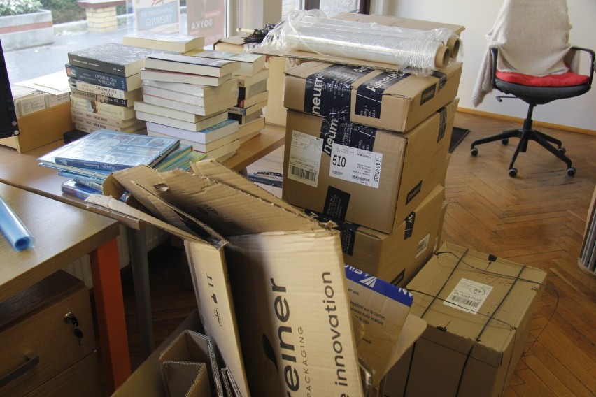 Rozpoczyna się wielkie pakowanie książek do przeprowadzki w średzkiej bibliotece. Można pożyczyć wiele książek na nieograniczony czas.