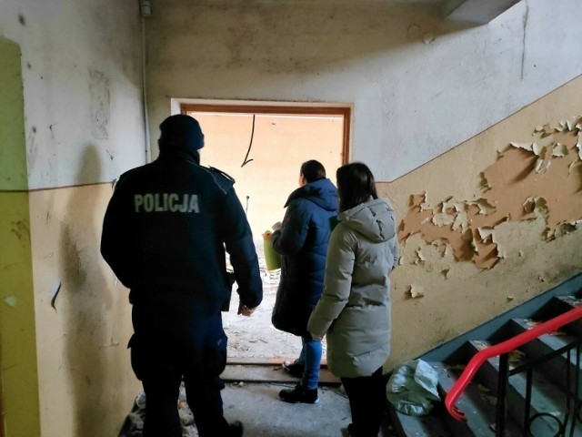 Policjanci i pracownicy Ośrodka Pomocy Społecznej w Tucholi sprawdzają miejsca przebywania osób w kryzysie bezdomności