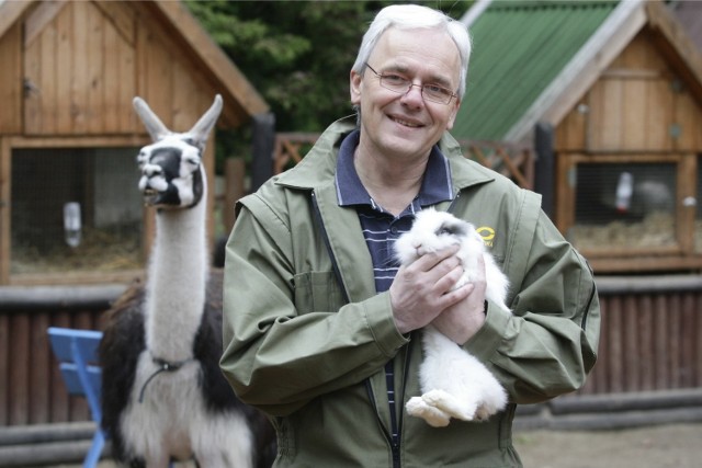 ZOO w Oliwie 

W czasie majówki zajrzyjcie do gdańskiego zoo. Ostatnio przyszło w nim na świat  sporo zwierząt. Najmłodszym mieszkańcem jest  papas - afrykańska ruda małpa.  Są też nowe antylopy elandy. Wszystkie zwierzęta są już na wybiegach pod chmurką. W związku z majówką uruchomione zostaną też dodatkowe atrakcje: minizoo, kolejka retro, przejażdżki kucykami i park linowy. 

Ogród znajduje się przy  ul. Karwieńskiej 3 w Gdańsku Oliwie. Od maja czynny jest w godz. 9-19. Bilety: 20 zł n., 10 zł