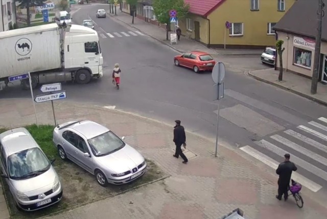 Kobieta przechodziła w poprzek ruchliwego skrzyżowania. Kierowca tira wyjeżdżającego z 1 Maja w Kościuszki jej nie zauważył i doszło do potrącenia.