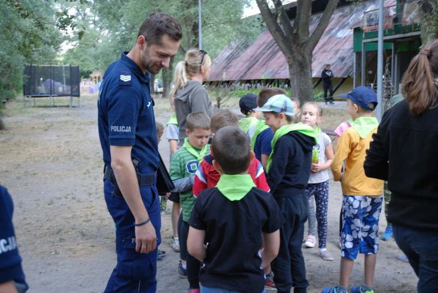 Policja podkreśla "Nie ma wakacji od myślenia!" Trwają spotkania z dziećmi i młodzieżą