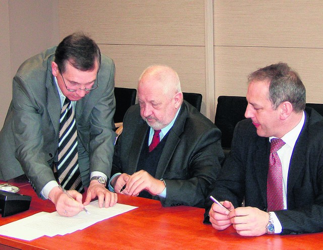 Rektor Stanisław Hodorowicz (w środku) oraz starosta Krzysztof Faber (z prawej) podpisują akt darowizny