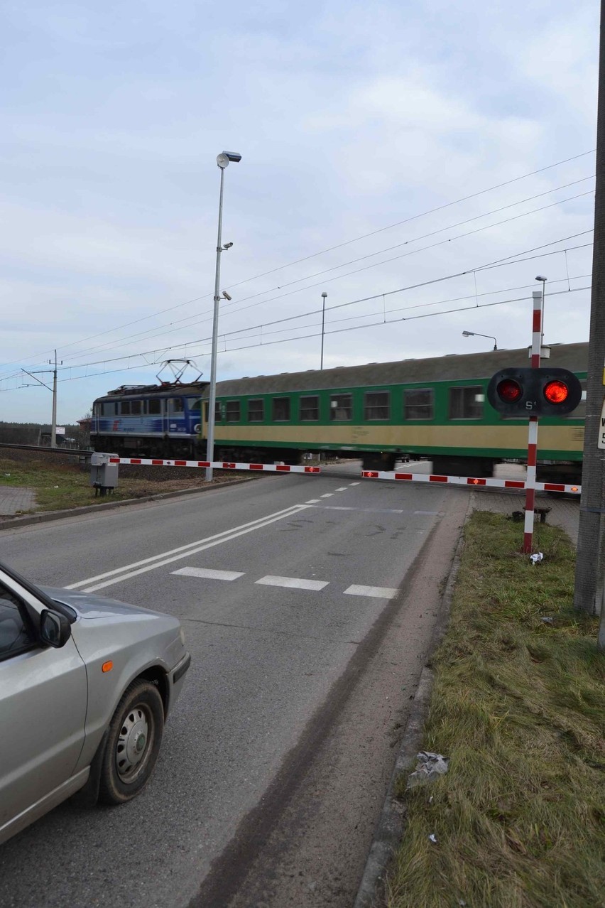 Na przejeździe kolejowym w Mostach zainstalowano monitoring i lampy