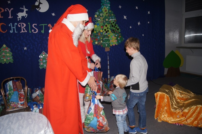 Święty Mikołaj obdarowuje z PCK w Radomsku. Dzieci odebrały...