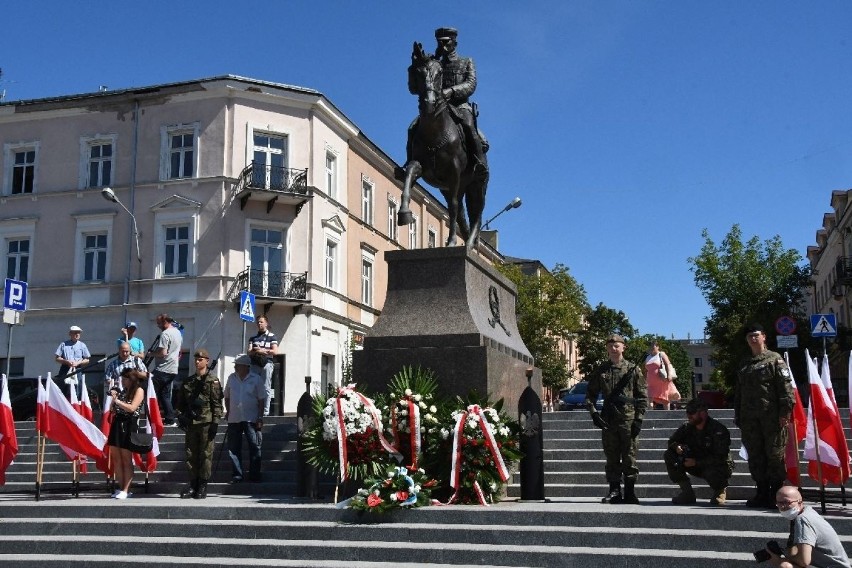 „Kadrówka” na Placu Wolności w Kielcach. Oddano hołd Józefowi Piłsudskiemu, ale...był spory niesmak [WIDEO, ZDJĘCIA]