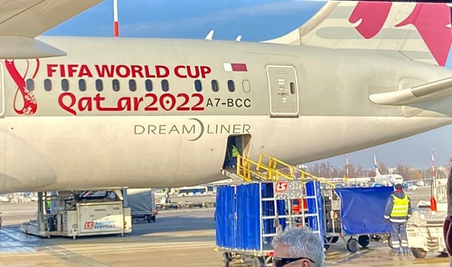 Malowanie sponsora, linii lotniczych Qatar Airways, nawiązuje do mundialu