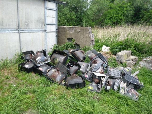 Sztutowo. Nadmorska gmina nadal boryka się z problem podrzucanych śmieci. W ostatnim czasie nieznani sprawcy w Sztutowie wyrzucili stare, zniszczone odbiorniki telewizyjne.