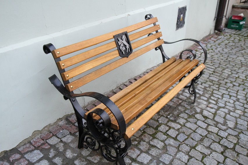 Na Starym Mieście w Lublinie pojawiły się ławki z herbem miasta. Zobacz zdjęcia