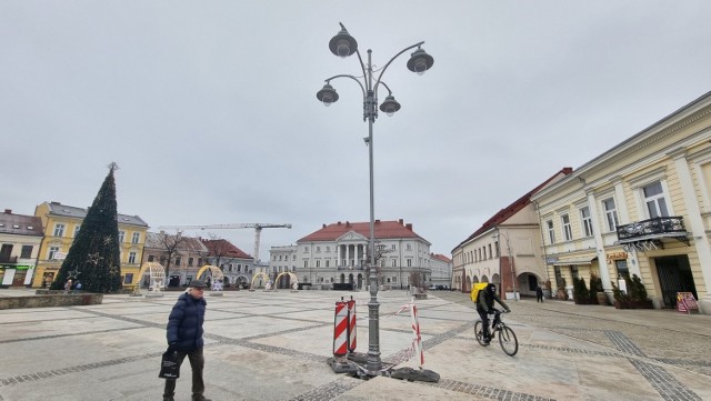 Na Rynku zamontowane nowe oświetlenie.