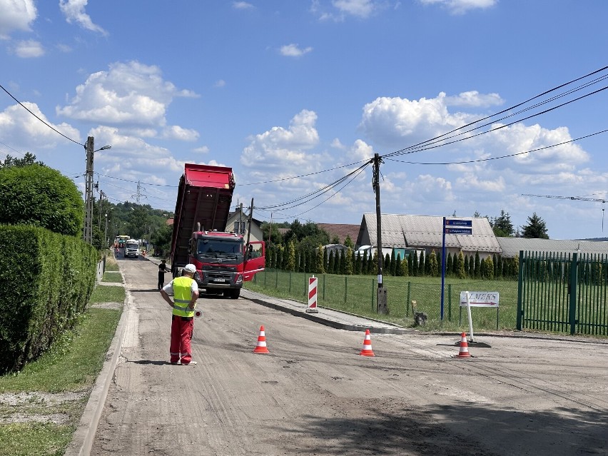 Ulica Witosa w Bochni zamknięta dla ruchu, trwa wylewanie nowej nawierzchni asfaltowej. Zobacz zdjęcia
