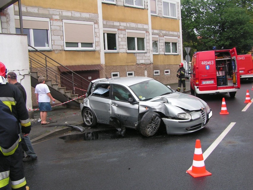 Rakoniewice: auta uderzyły w ośrodek zdrowia FOTO
