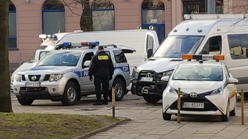 Alarm bombowy na Kościuszki w Łodzi. Tajemniczy pakunek w tramwaju [ZDJĘCIA]
