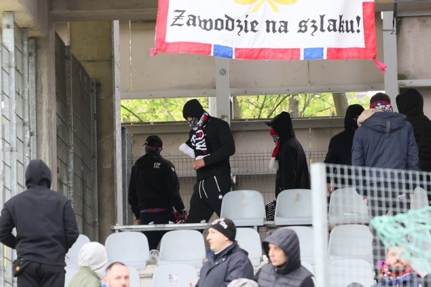 Była rozróba na meczu Korona Kielce - Raków Częstochowa! Zobacz ZDJĘCIA. Spłonęła flaga kibiców gości