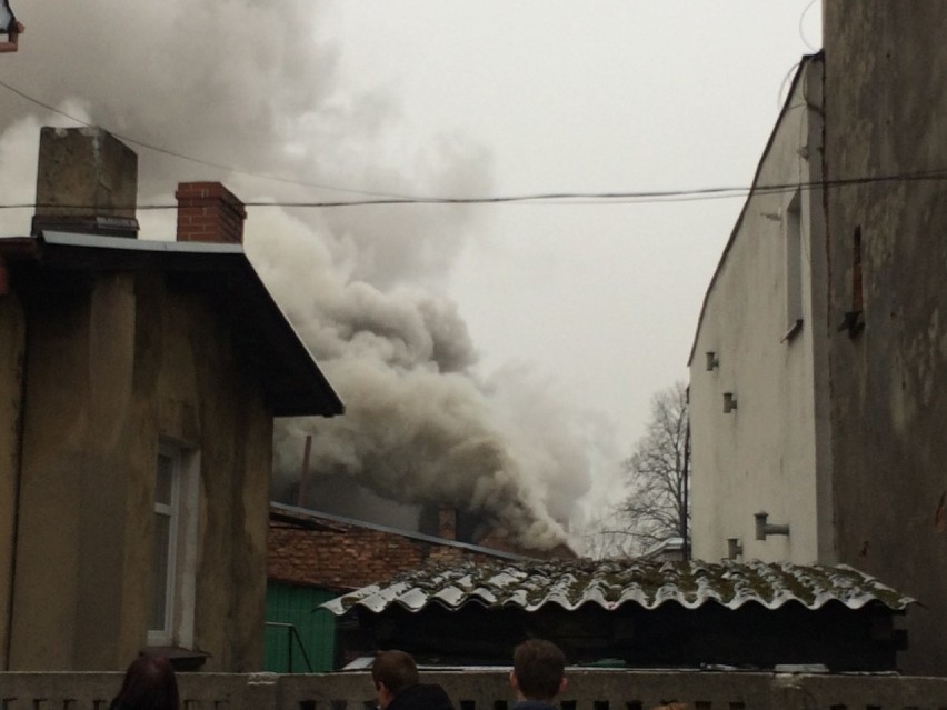 Niebezpieczny pożar na ulicy Szkolnej w Pniewach [ZDJĘCIA, FILM]
