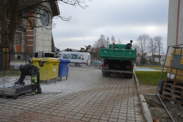 Po drzewach, które rosły przed I LO nie ma już ani śladu. W ich miejscu powstał parking i zatoczka dla autobusów