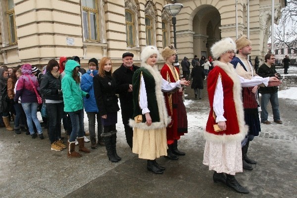 Maturzyści z Nowego Sącza zatańczyli poloneza pod ratuszem [ZDJĘCIA]