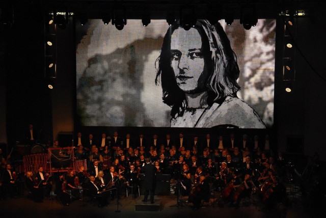 W sobotni wieczór w opolskim amfiteatrze odbyło się wydarzenie  „Game of thrones – in concert”.  Przygotowana z rozmachem międzynarodowa produkcja muzyczna, gromadząca na scenie ponad 100-osobowy zespół, pozwoliła przenieść się w świat kultowej opowieści.

Na koncert złożyły 32 najbardziej znane motywy muzyczne z 7 sezonów „Gry o Tron” w wykonaniu The Cinema Festival Orchestra and Choir, solistów - Moniki Piechaczek i Jarosława „Jaro” Zawartko - pod batutą Stephena Ellery'ego. Niezwykle energetyczną muzykę wzbogaciły animacje komputerowe oraz widowiskowe efekty świetlne.