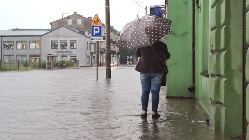 Burza nad Piotrkowem 24.06.2021. Ulewny deszcz zalał budynki...