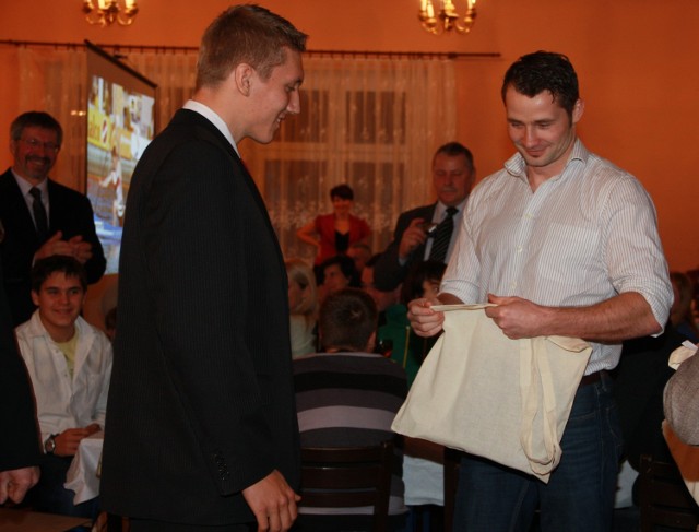 Marcin Przypadło (po lewej) z mistrzem olimpijskim Tomaszem Wylenżkiem