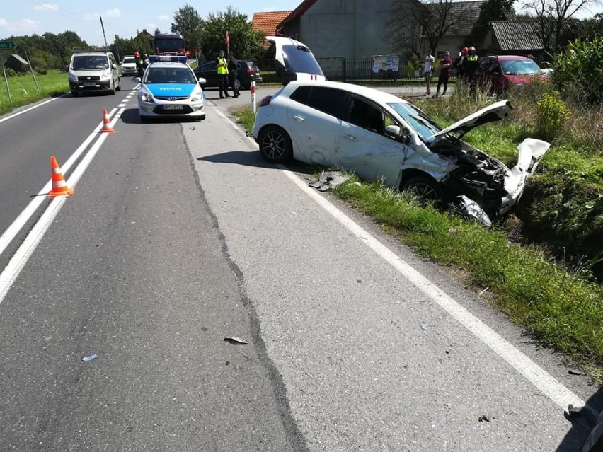 Oba samochody, po zderzeniu, wpadły do rowu