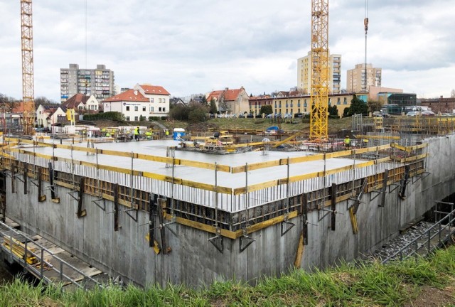 Przy Palmiarni trwa budowa trzykondygnacyjnego parkingu, dzięki któremu zielonogórzanie otrzymają do dyspozycji 433 miejsca postojowe.