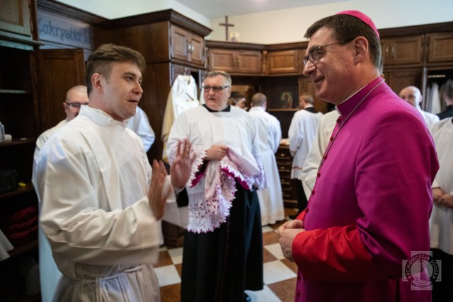 Uroczystość święceń kapłańskich w kościele NSJ w Piotrkowie odbyła się 6 czerwca 2020 roku.