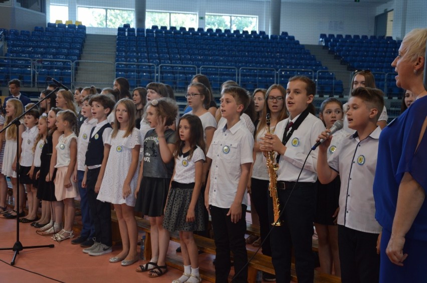 Zakończenie roku szkolnego trzecich klas gimnazjalnych w szkole Podstawowej nr 1 w Bełchatowie