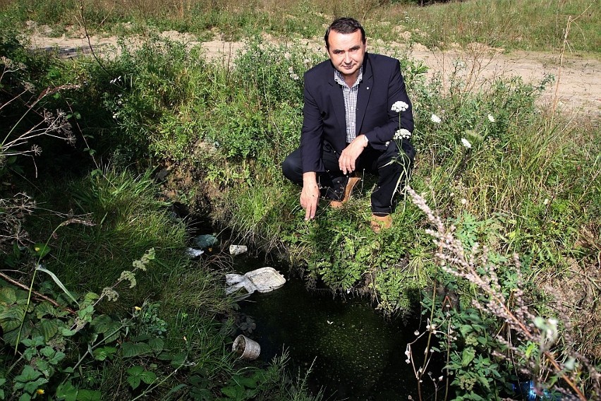 Gdynia: Wody odpadowe z giełdy zalewają drogę dojazdową do osiedla mieszkaniowego Leśny