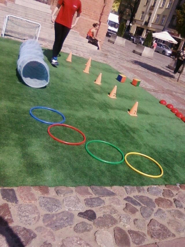 zabawa na sztycznej trawie idealny pomysł na wiosenna zabawę dla dzieci