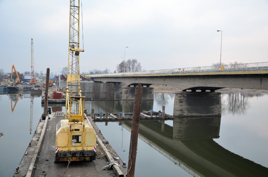 Podpatrzone. Stoją kolejne elementy drugiego mostu na Nogacie w Malborku