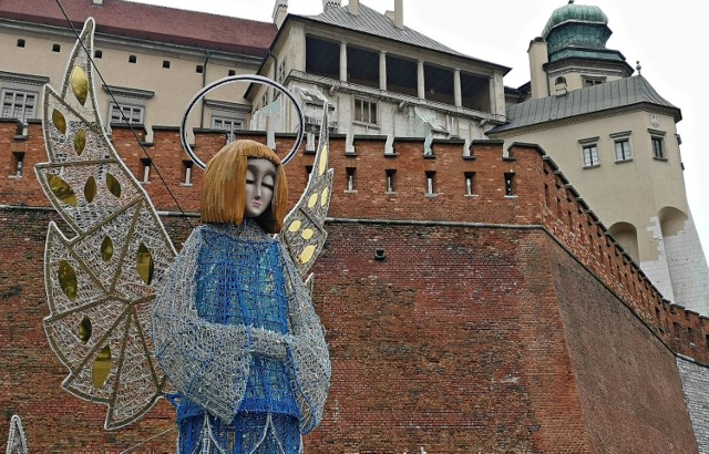 Główne ozdoby jakich używają służby miejskie w Krakowie w okresie świąt Bożego Narodzenia to świetliste anioły.
