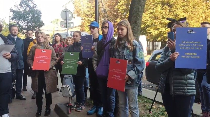 Kraków. Manifestacja "Kartka do Czarnka" pod kuratorium oświaty. Nauczyciele i uczniowie domagają się zmian w systemie szkolnictwa