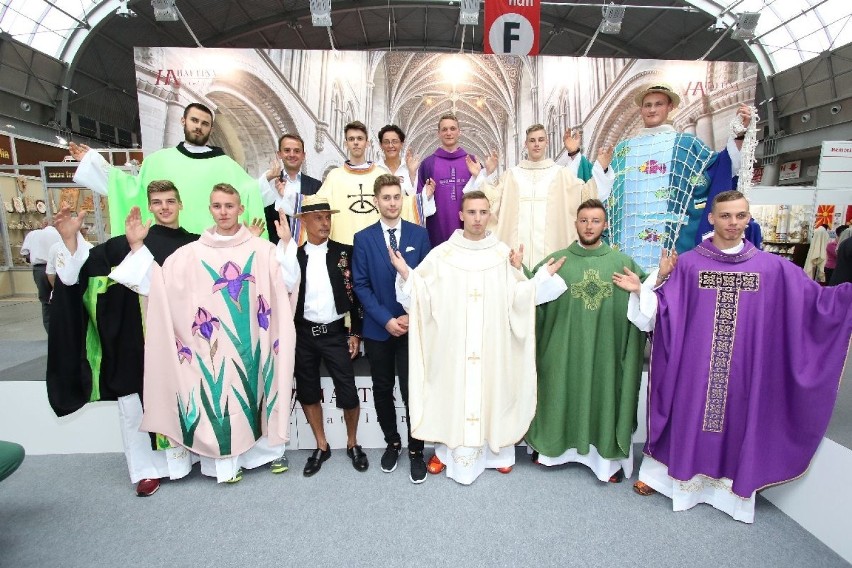Moda dla księży na targach Sacrexpo 2017 w Kielcach....