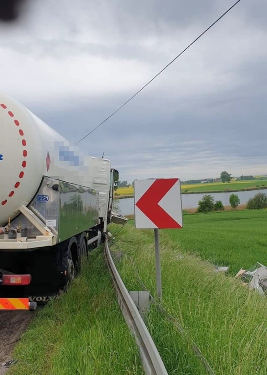 Sępólno-Bydgoszcz. Kolizja cysterny z pojazdem ciężarowym na DK25 w Mąkowarsku. Droga zablokowana [zdjęcia]