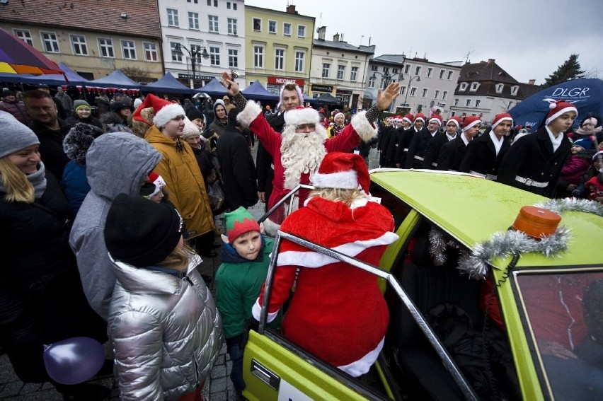 Święty Mikołaj w retro aucie odwiedzi Darłowo 